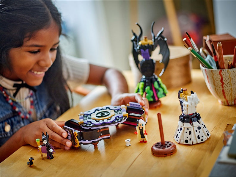 Sukienki Diaboliny i Cruelli de Mon z serii LEGO® Disney 43262