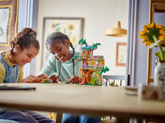 LEGO® Friends Przyjacielski domek na drzewie 42652, 701 el.