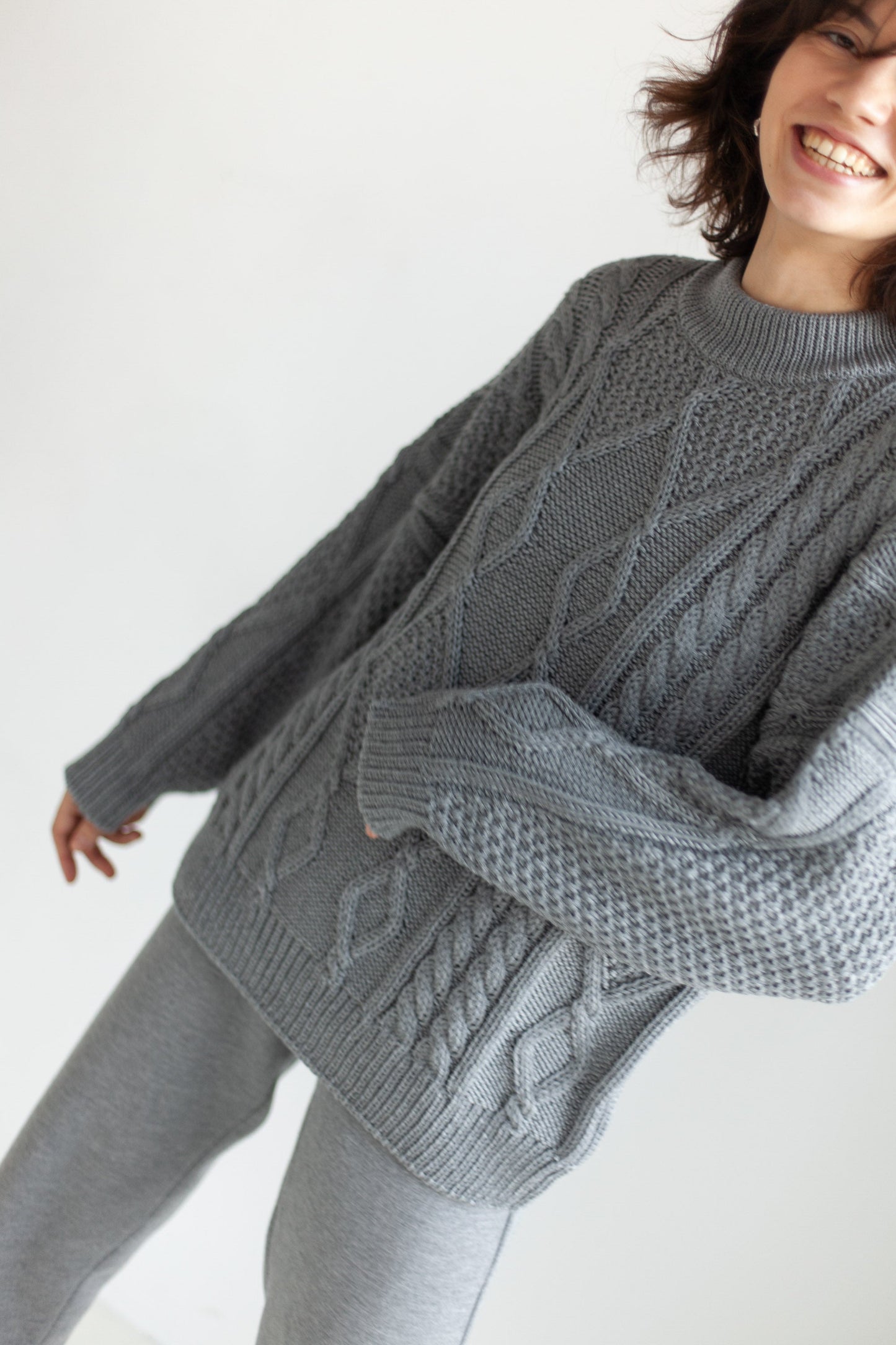Nonna Zopfmusterpullover aus 100 % Merinowolle Grau