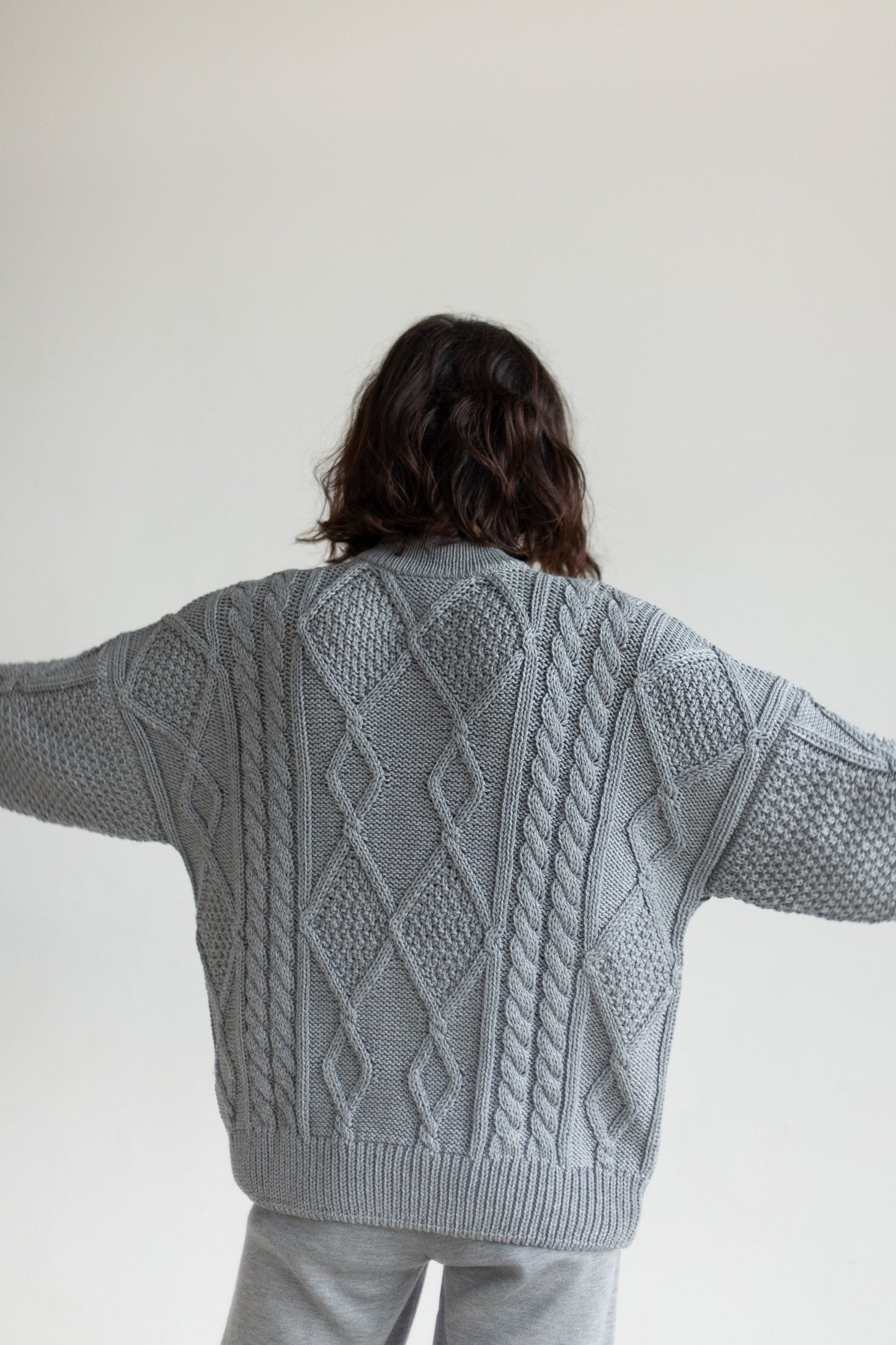 Nonna Zopfmusterpullover aus 100 % Merinowolle Grau