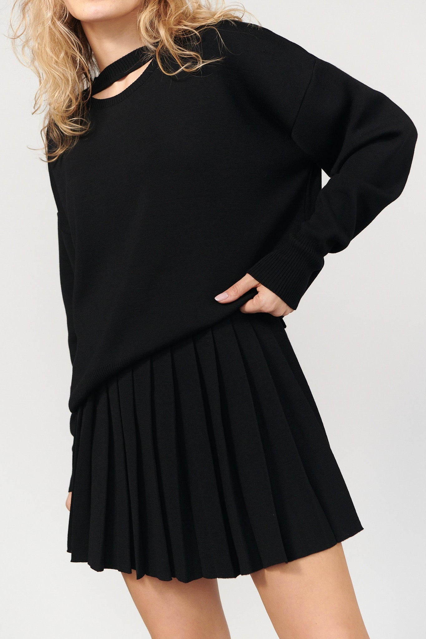 Piccolo Pleated 100% Merino Mini Skirt Black