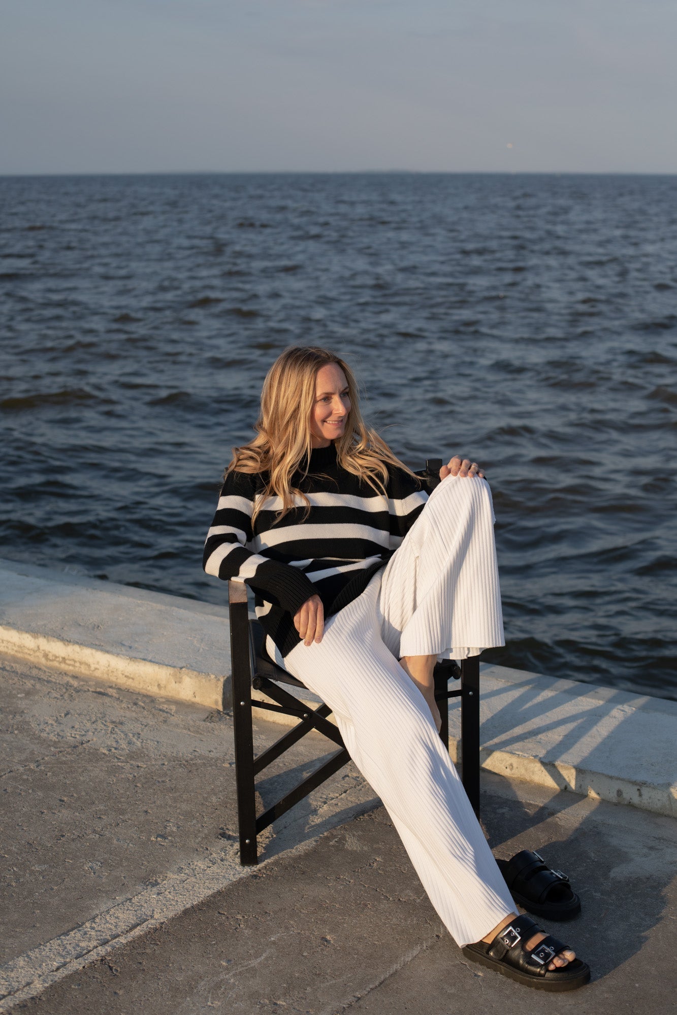 Marina Gestreifter Pullover aus 100 % Merinowolle in Schwarz