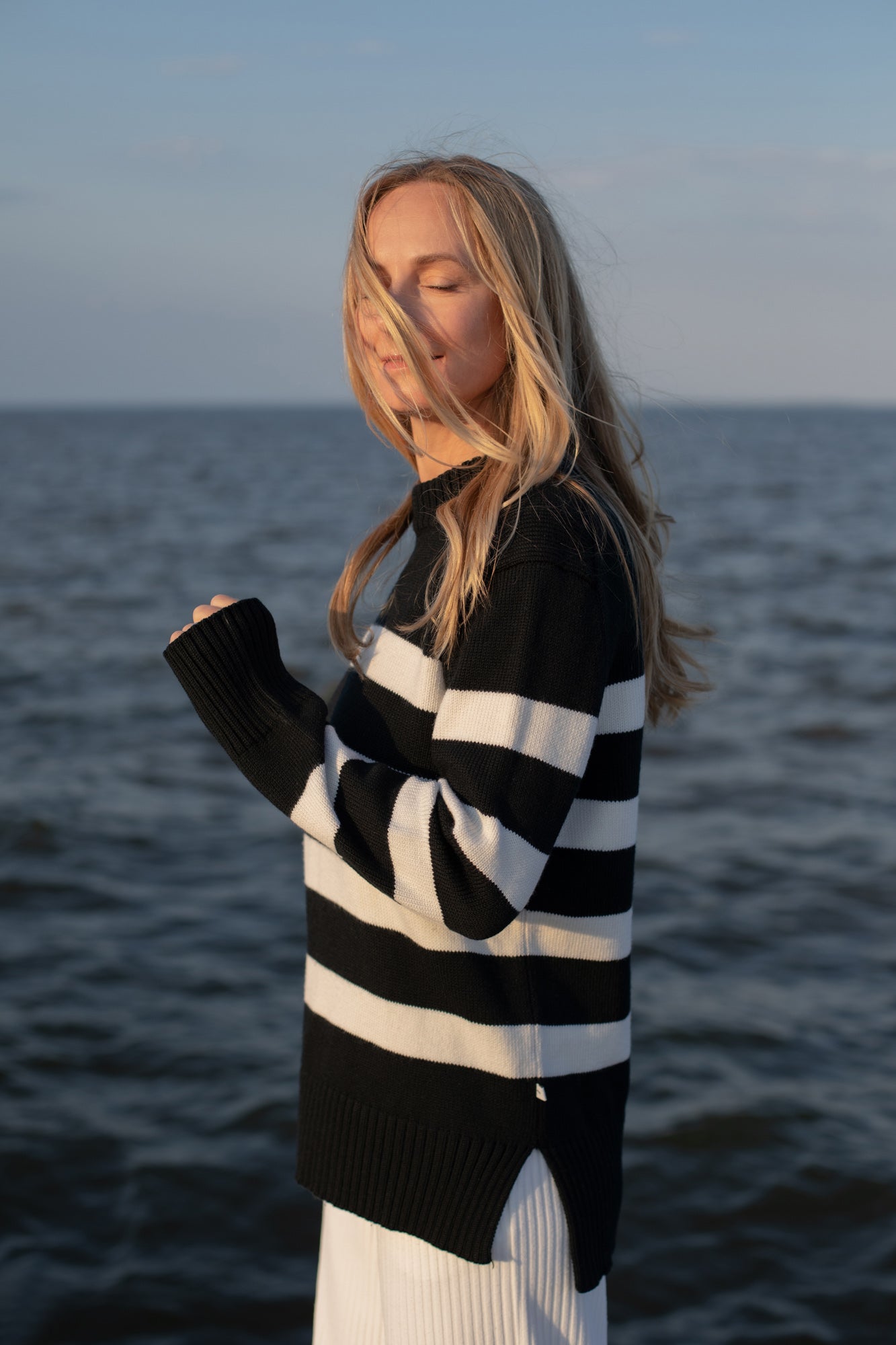 Marina Gestreifter Pullover aus 100 % Merinowolle in Schwarz