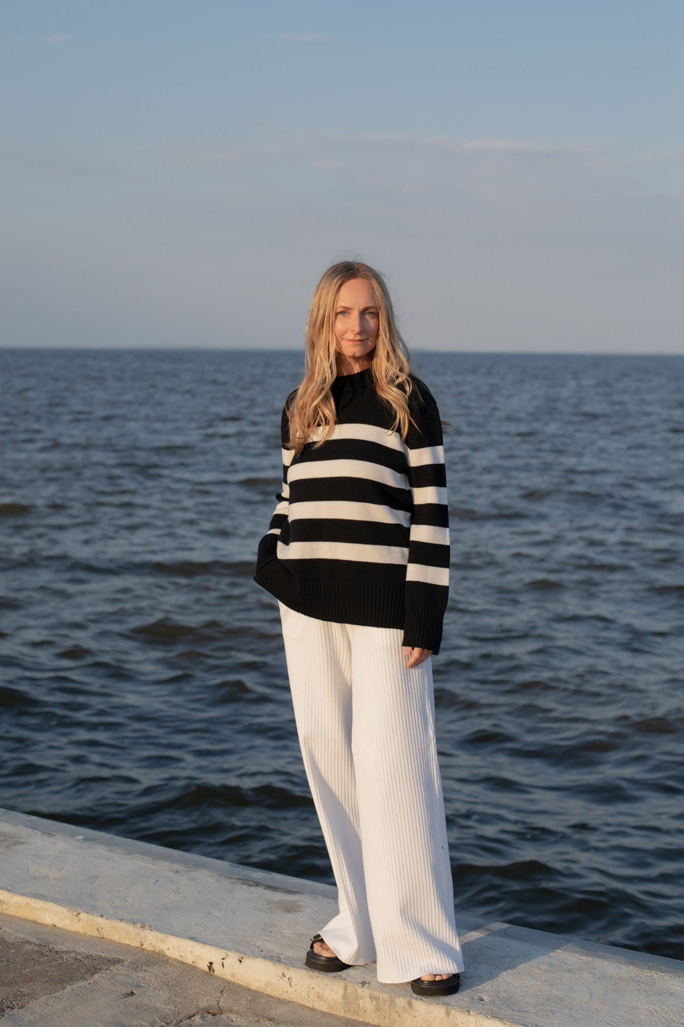Marina Gestreifter Pullover aus 100 % Merinowolle in Schwarz