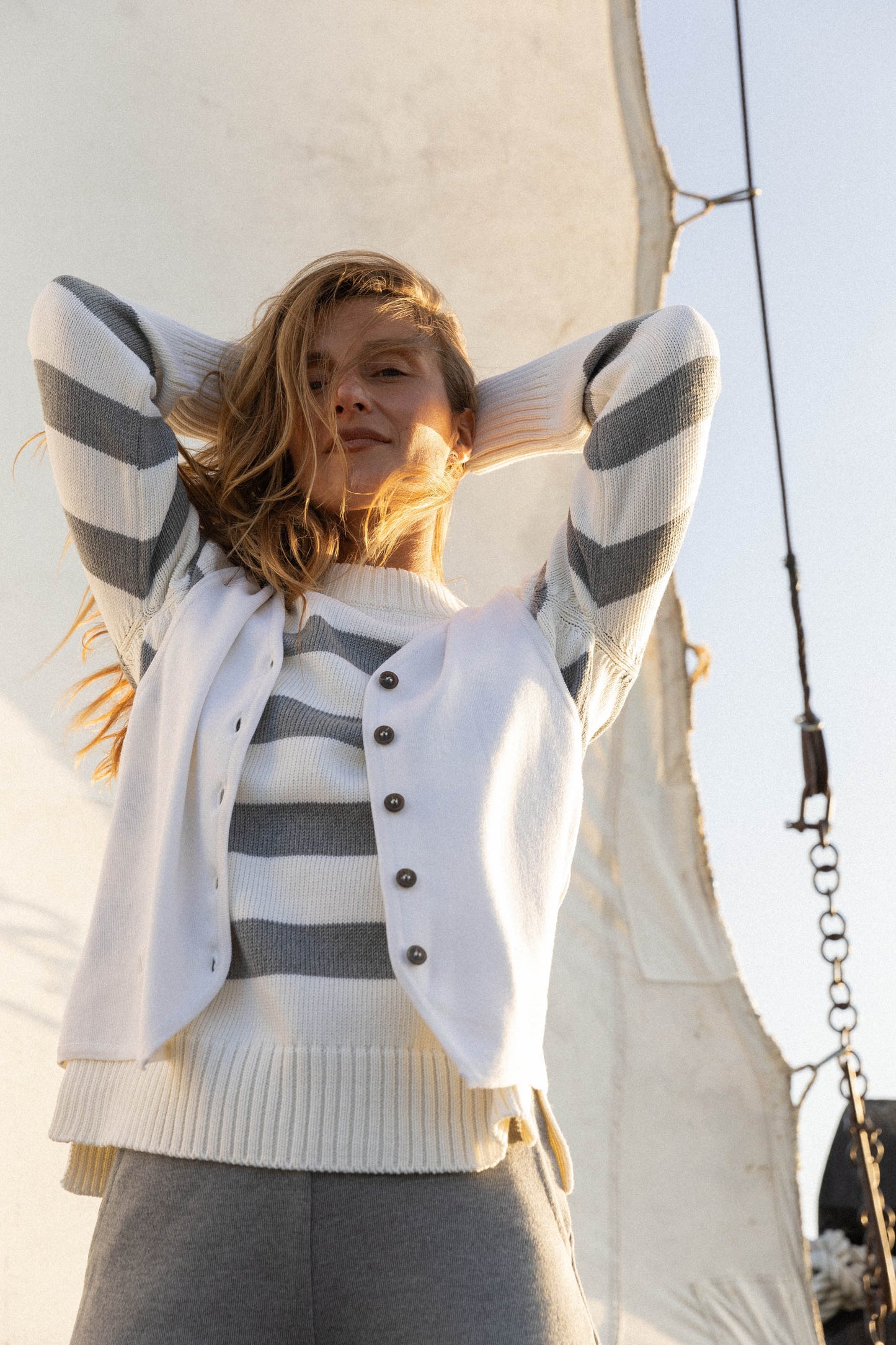 Marina Gestreifter Pullover aus 100 % Merinowolle in Grau