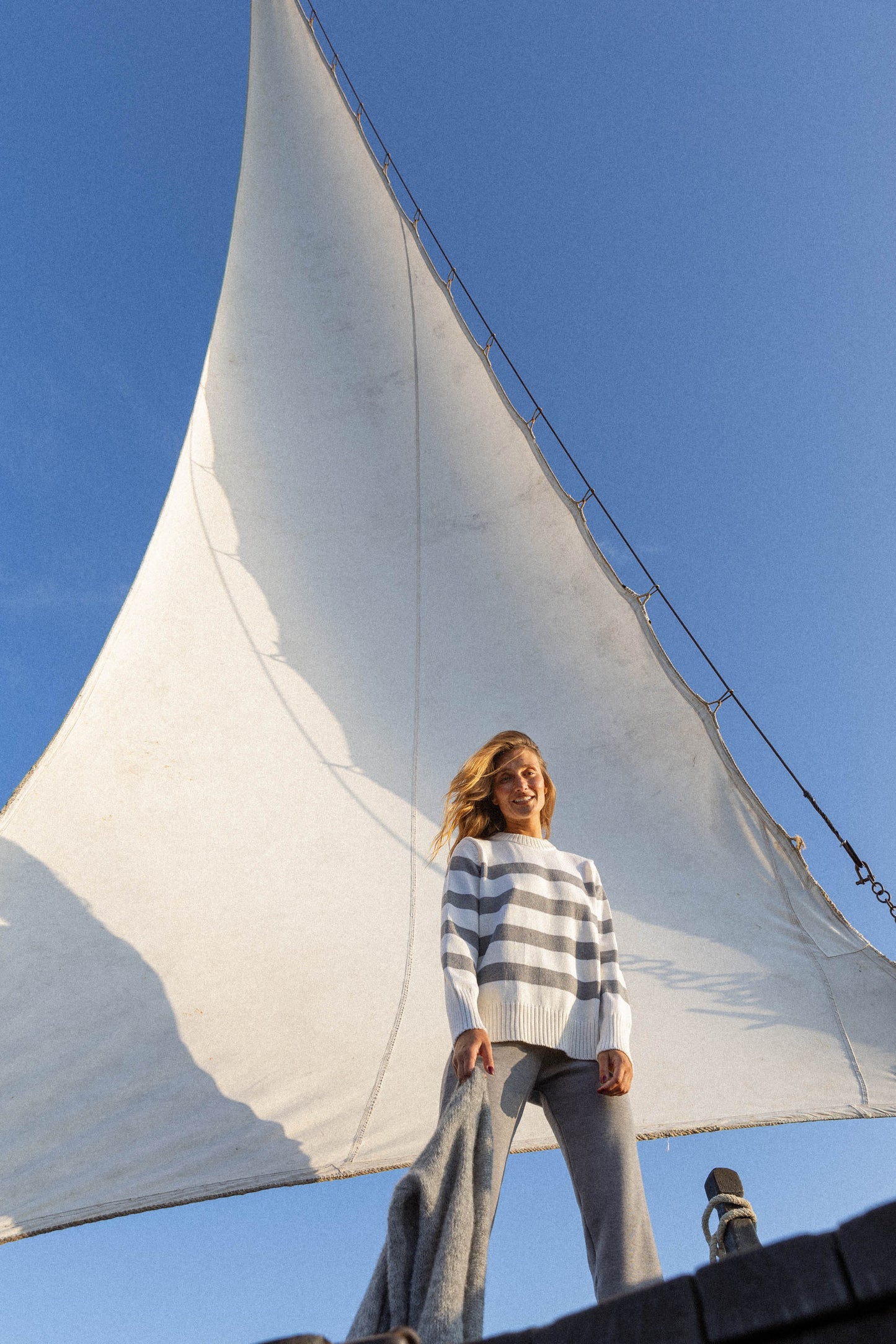 Marina Gestreifter Pullover aus 100 % Merinowolle in Grau