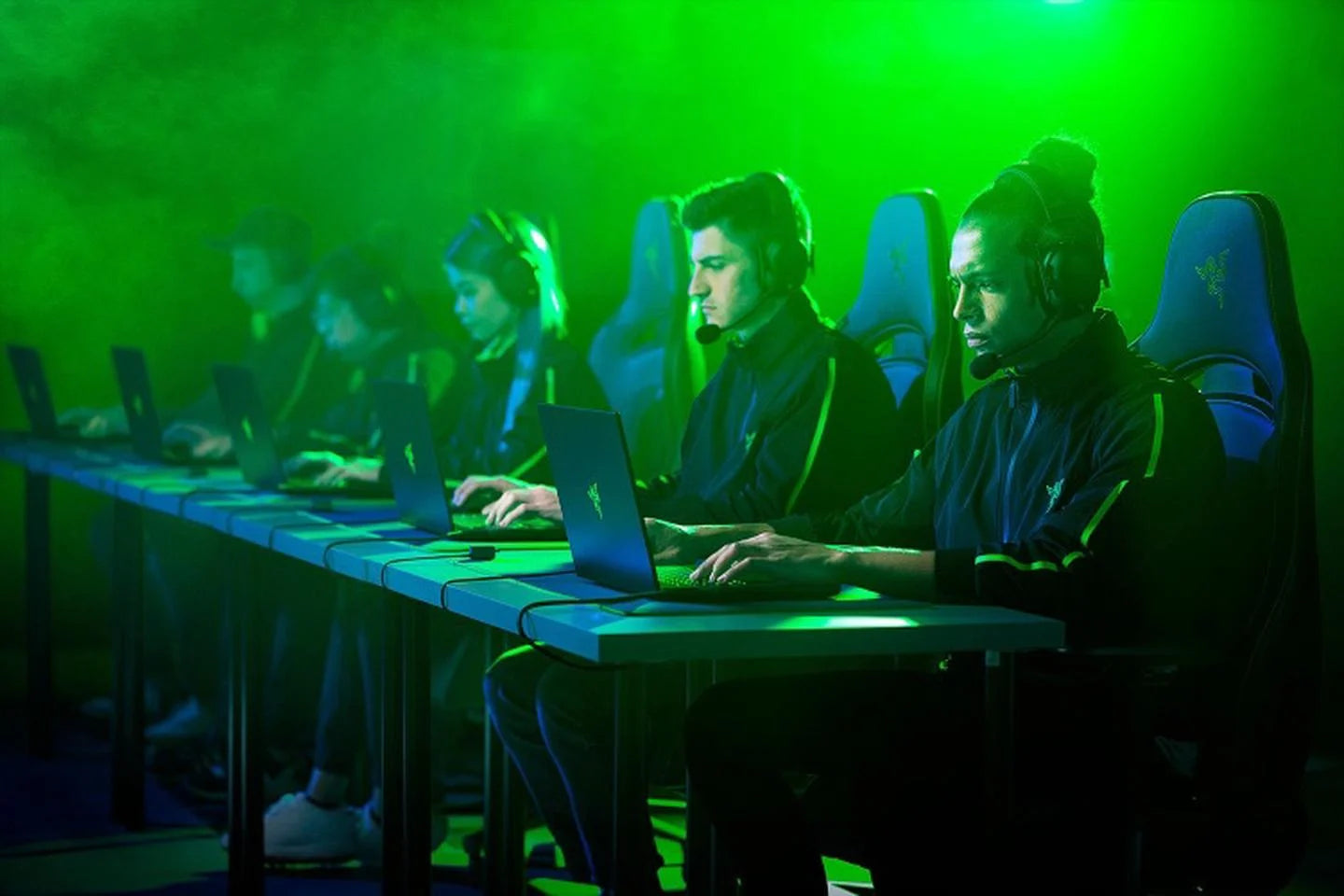 Razer BlackShark V2 Pro (2023), juodos – Belaidės žaidimų ausinės su mikrofonu