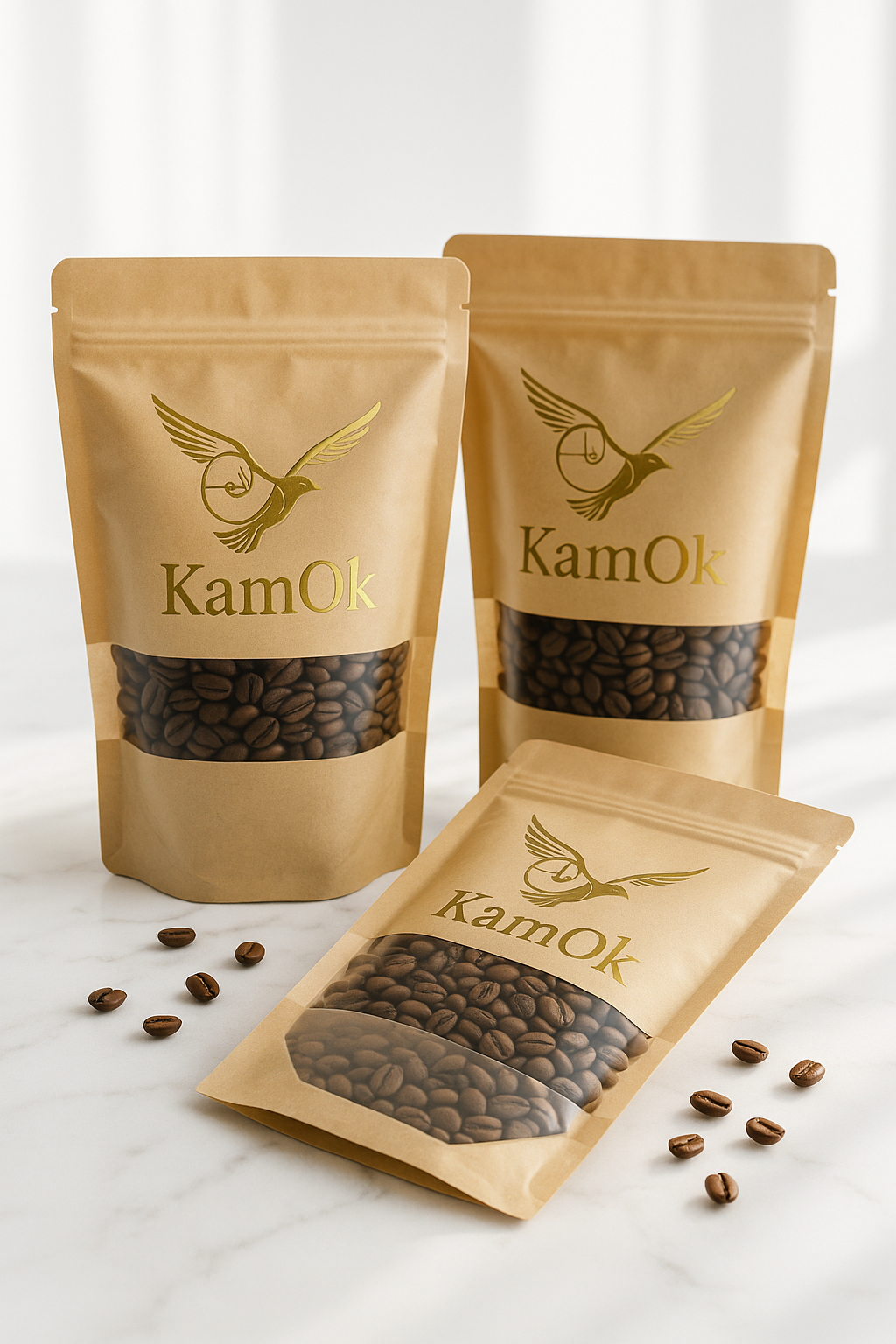 Kavos pakuotės su KamOk logotipu - šviesus marmuro fonas