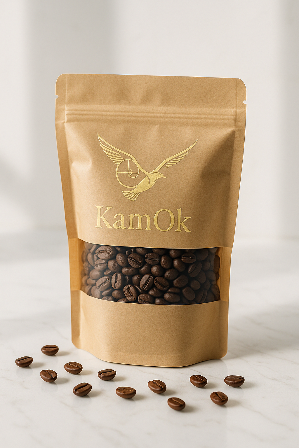 Kavos pakuotė su KamOk logotipu - šviesus fonas