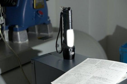 LATARKA RĘCZNA THL 300 IP54 360+240LM 1XAA