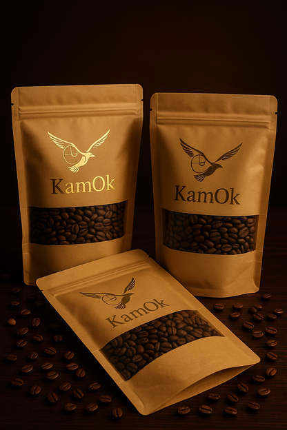 Kavos pakuotės su KamOk logotipu - tamsus premium fonas
